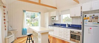 Coastal Hideaway I Pet Friendly I Walk to Shops