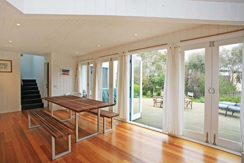 Coastal Hideaway I Pet Friendly I Walk to Shops