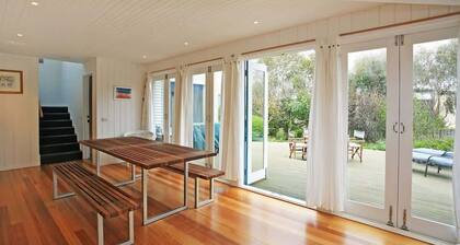 Coastal Hideaway I Pet Friendly I Walk to Shops