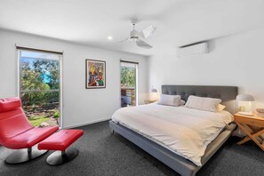 4 bedrooms, iron/ironing board, WiFi, bed sheets