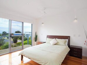 4 bedrooms, iron/ironing board, WiFi