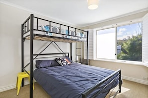5 bedrooms, iron/ironing board, WiFi, bed sheets