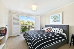 5 bedrooms, iron/ironing board, WiFi, bed sheets