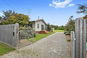 Exterior - Coastal Escape I Pet Friendly I Walk to Beach (Anglesea)