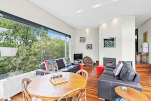 TV, fireplace - Erica Escape | Modern Treehouse Retreat (Aireys Inlet)