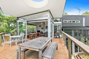 Outdoor dining - Erica Escape | Modern Treehouse Retreat (Aireys Inlet)