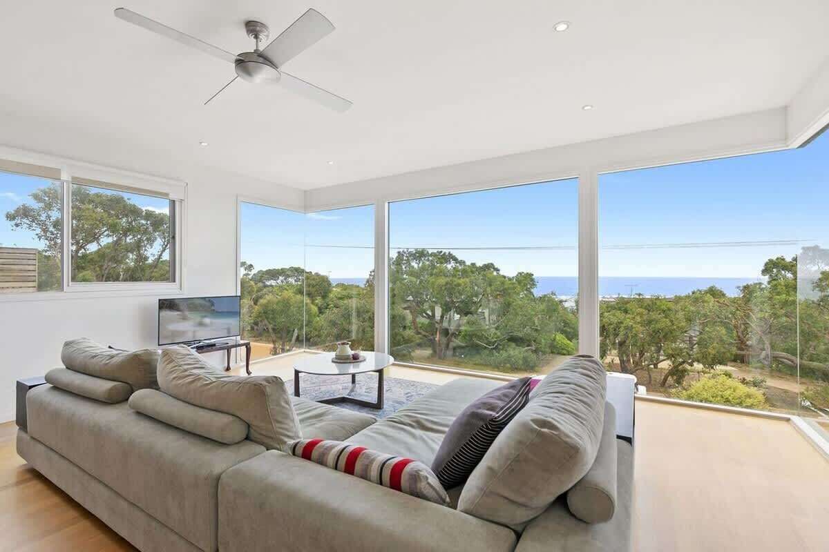 Télévision, cheminée, lecteur de DVD