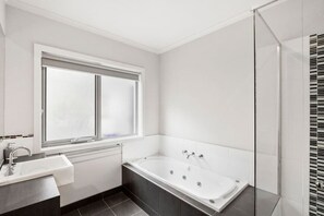 Shower - Absolute Serenity I Bush Views I 2 Living Rooms (Fairhaven)