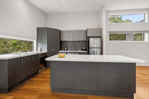 Jääkaappi, mikroaaltouuni, uuni, liesi