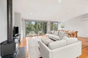 Téléviseur, foyer, lecteur de DVD