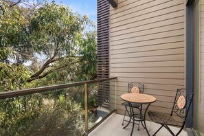 Outdoor dining - Inlet Apartment I Walk to beach, cafes and more (Aireys Inlet)