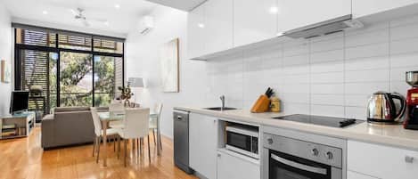 Geladeira, micro-ondas, fogão, cooktop