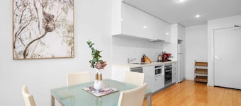 Inlet Apartment I Walk to beach, cafes and more