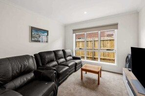 TV, DVD player - Inshore Torquay I Second Living for the kids! (Torquay)