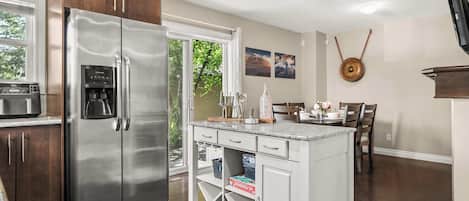 Réfrigérateur, micro-ondes, plaque de cuisson, lave-vaisselle