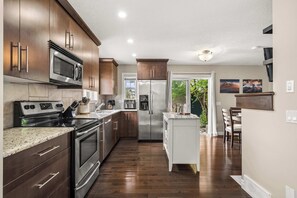 Geladeira, micro-ondas, cooktop, lava-louças