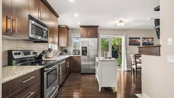 Fridge, microwave, stovetop, dishwasher