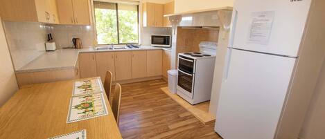 冰箱、微波炉、烤箱、炉灶