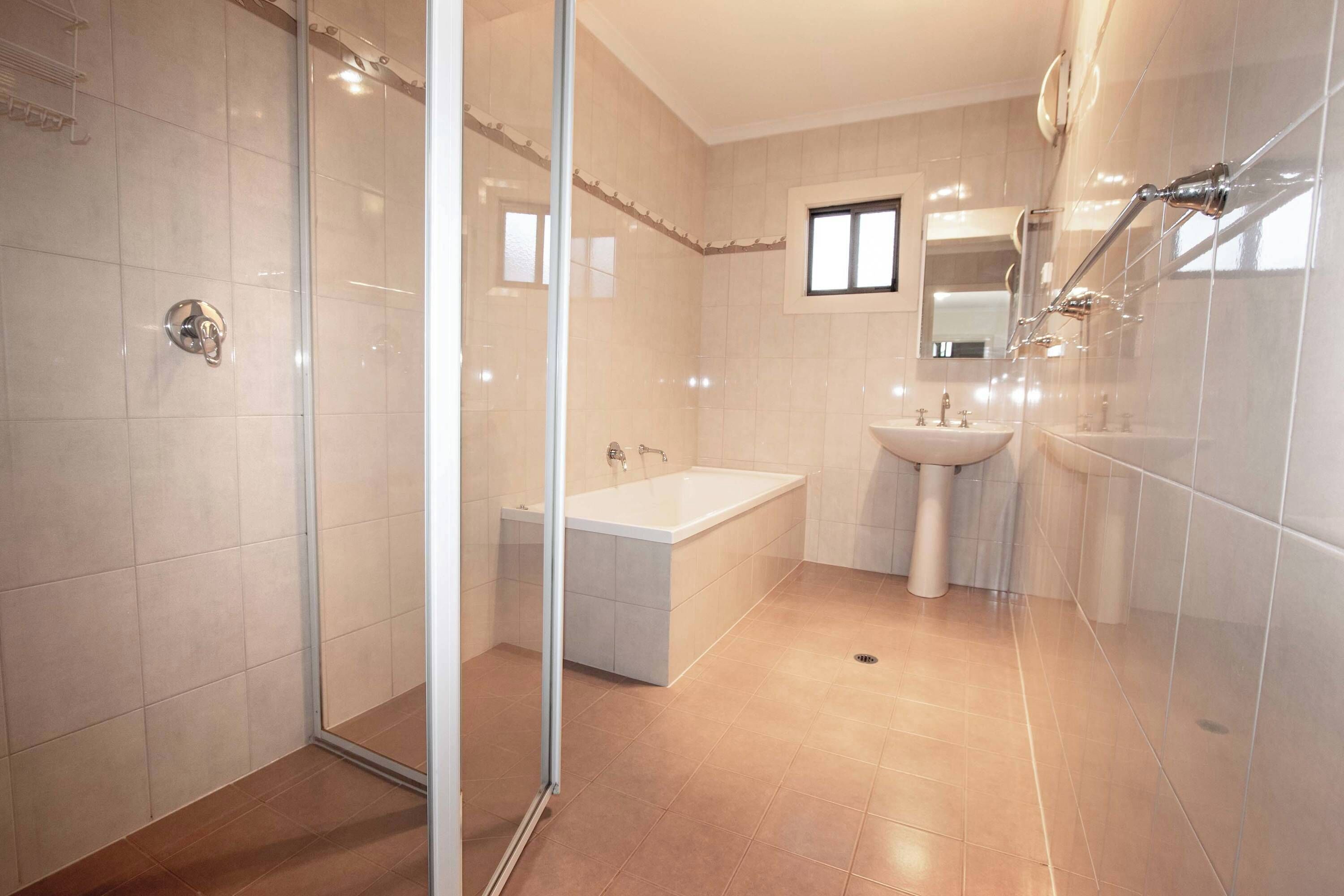 Een douche, handdoeken