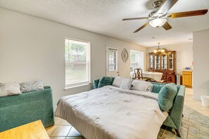 3 habitaciones, escritorio y tabla de planchar con plancha 