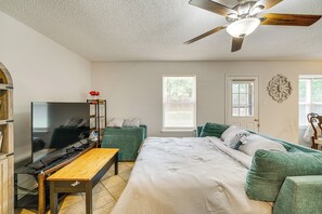 3 室のベッドルーム、デスク、アイロン / アイロン台、インターネット