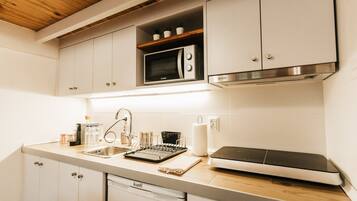 Frigorífic, microones, cafetera i tetera i torradora