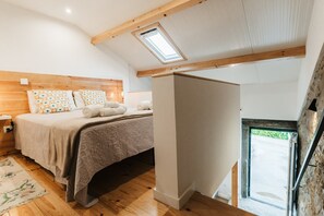 2 bedrooms, iron/ironing board, internet, bed sheets