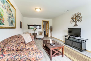 TV, fireplace - 9 Acres, Pick Your Own Apples: Cabin in Arlington! (Arlington)