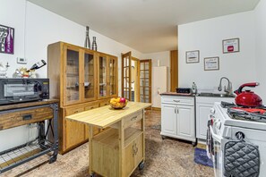 Fridge, microwave, oven, stovetop - 9 Acres, Pick Your Own Apples: Cabin in Arlington! (Arlington)