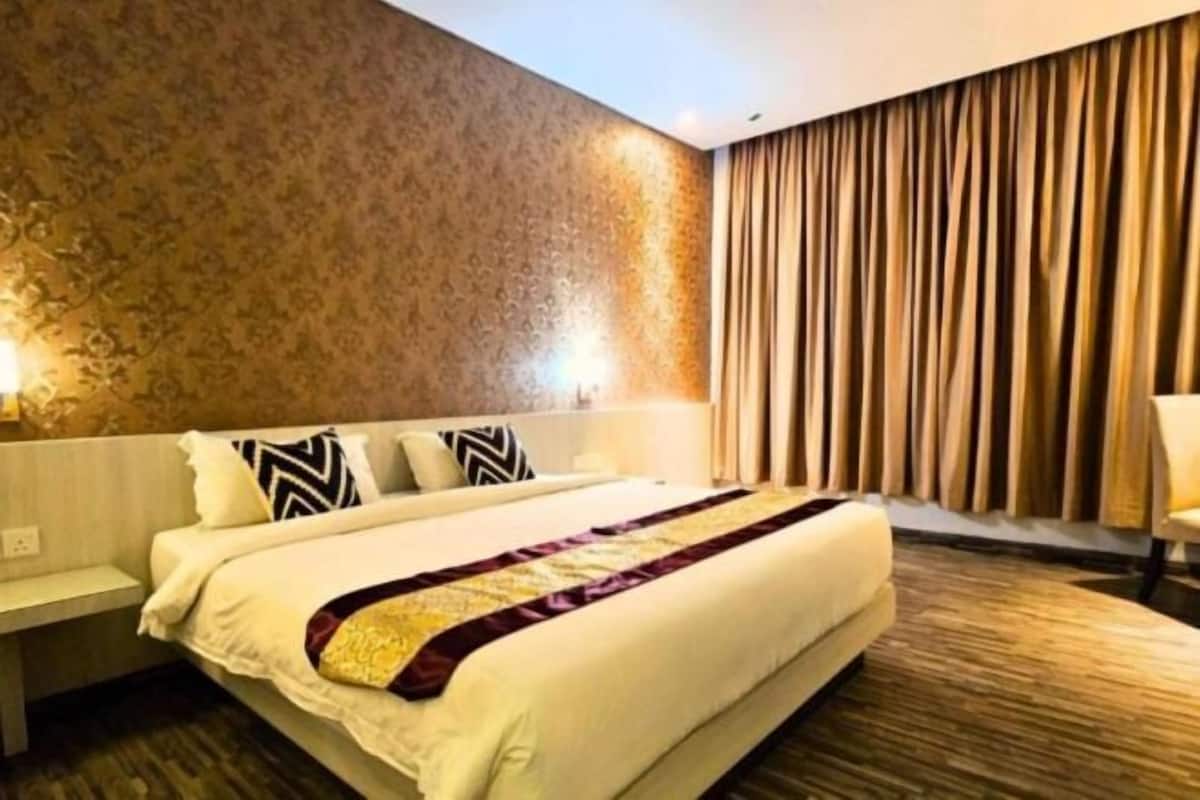 Desk, laptop workspace, free WiFi