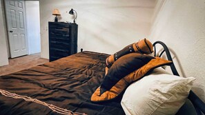 2 bedrooms, iron/ironing board, free WiFi, bed sheets