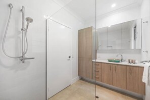 Ducha, secador de pelo, toallas y champú