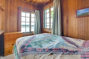 2 bedrooms, Internet, bed sheets - Beachside Cabin w/ Views on Les Cheneaux Islands (Cedarville)