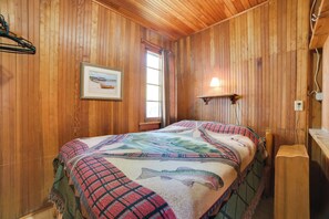 2 bedrooms, internet, bed sheets