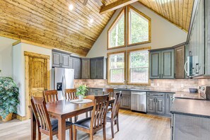 Fridge, microwave, stovetop, dishwasher - 11 Mi to Chimney Rock! All-Season Family Escape (Mill Spring)