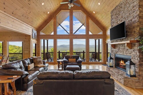 Stunning Mtn Views! Sleeps 10~Hot Tub~Game Room