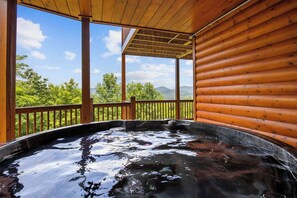 Bañera de hidromasaje al aire libre