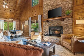 Een televisie, een open haard, tafelvoetbal en een kantoor