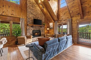 Televisie, een open haard, tafelvoetbal en een kantoor