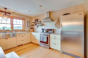 Refrigerador, microondas, placa de cocina, lavavajillas