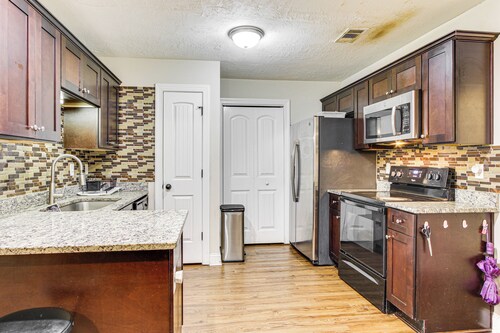 7 Mi to Dtwn Augusta: Townhome Near Shops & Eats!