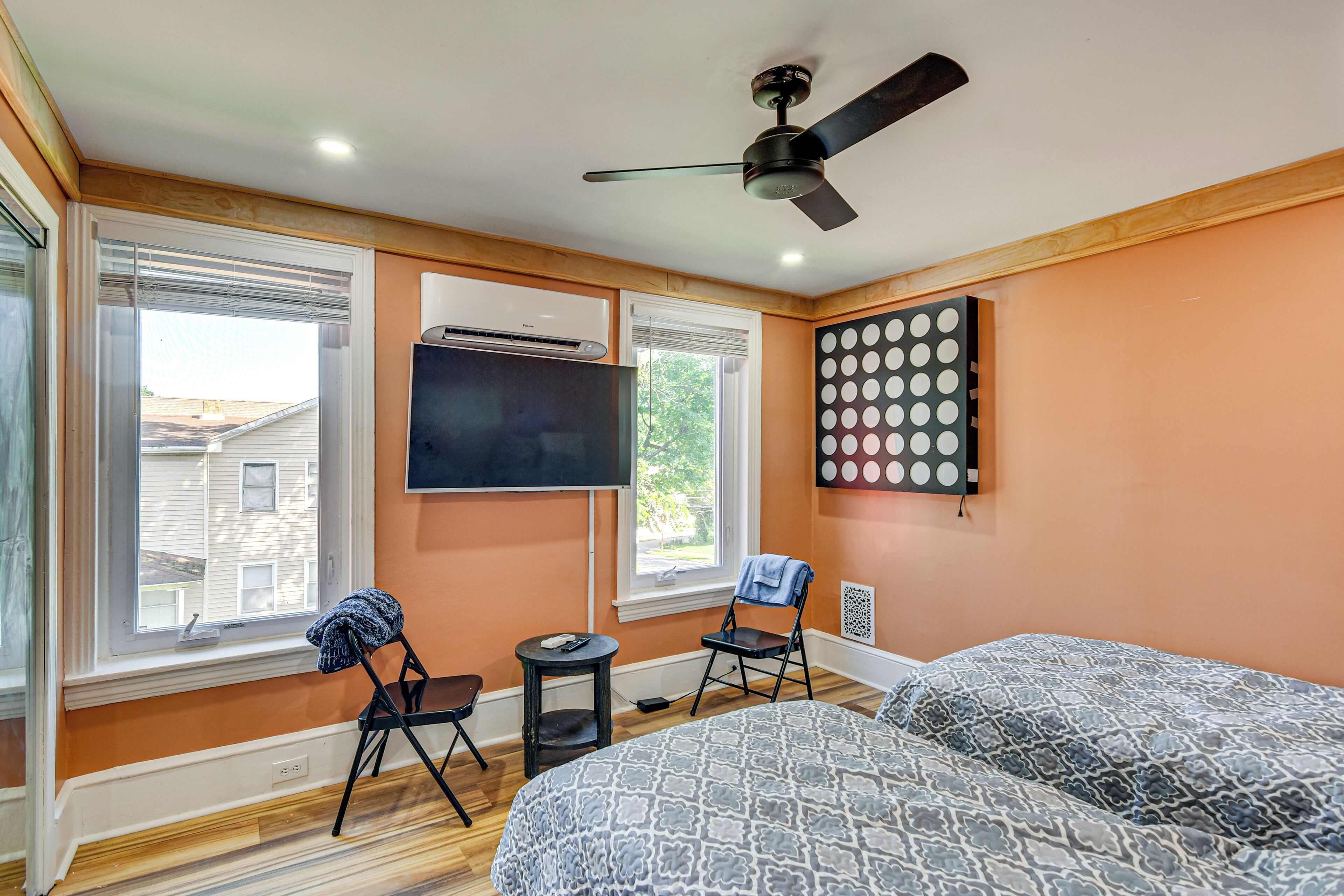 2 bedrooms, iron/ironing board, Internet, bed sheets