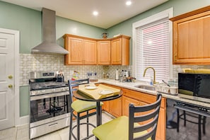 Fridge, microwave, stovetop, dishwasher