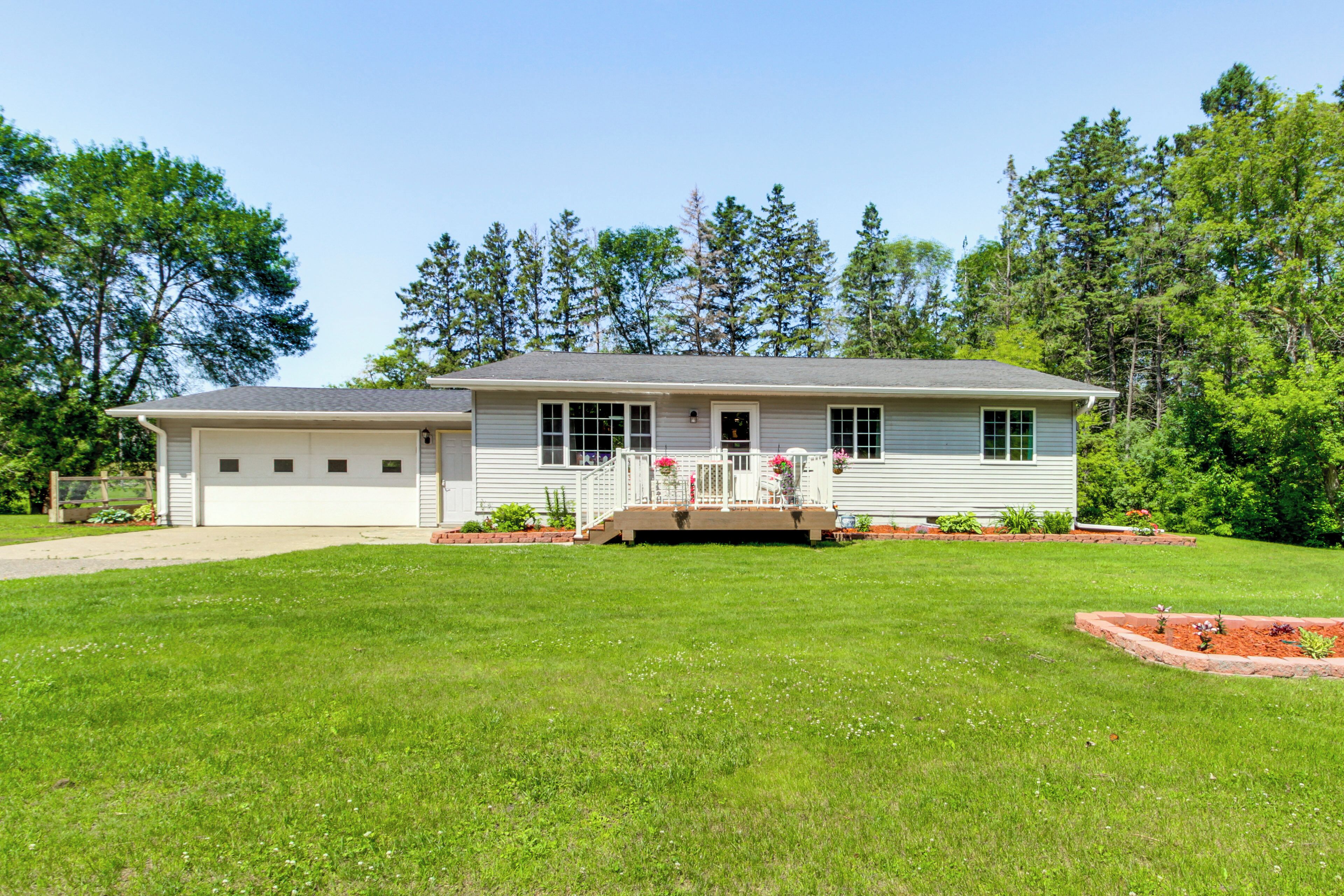 New York Mills Vacation Rental | 3BR | 2BA | 3,200 Sq Ft | Stairs to Enter