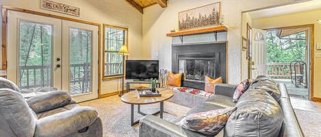 Televisión, chimenea, futbolito, libros