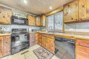 ثلاجة، ميكروويف، موقد طهي مسطح، غسالة أطباق