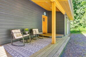 Terrace/patio - Deck, Hot Tub & Views: Sleek Getaway in Index! (Index)