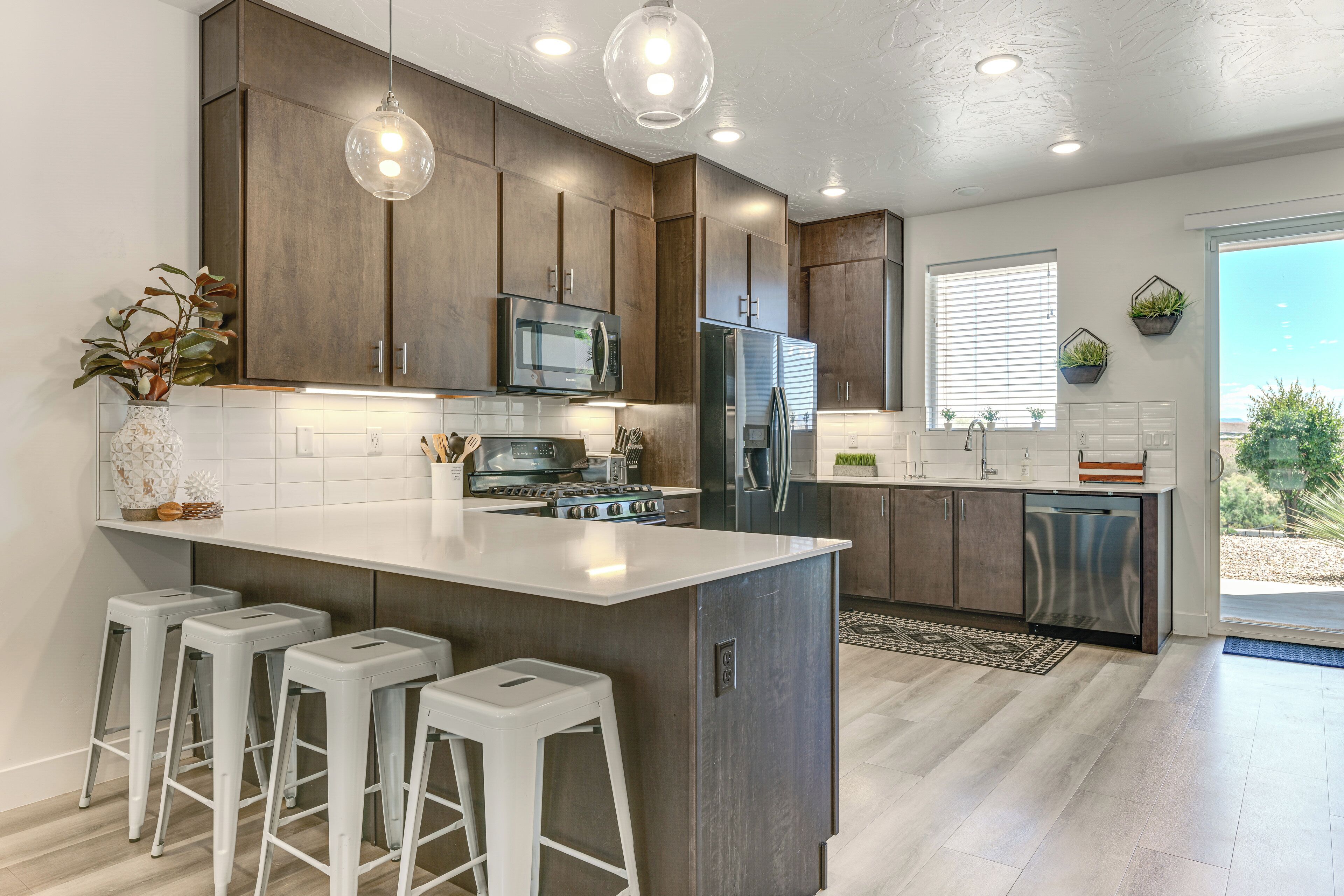 Fridge, microwave, stovetop, dishwasher