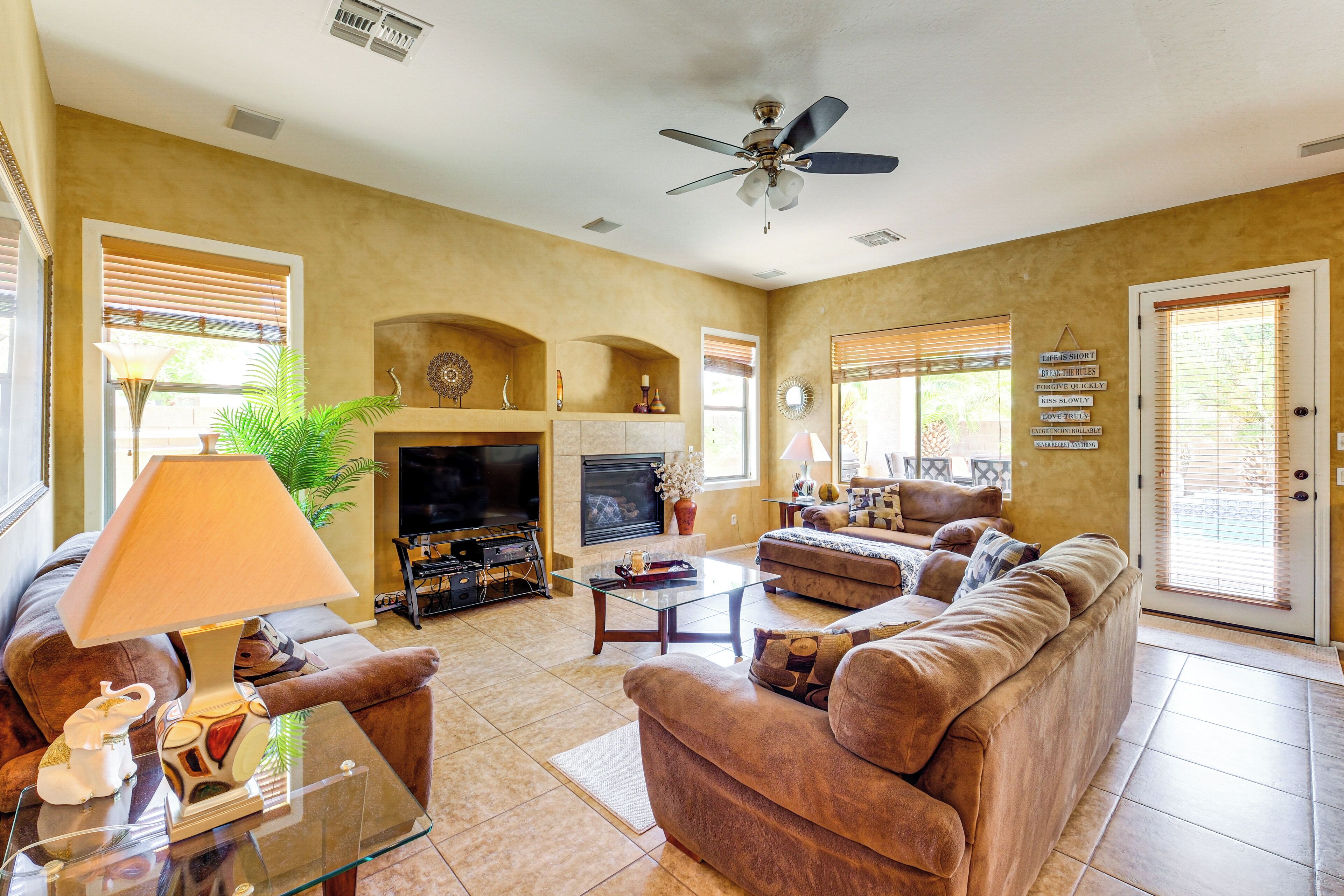 Televisión y chimenea 