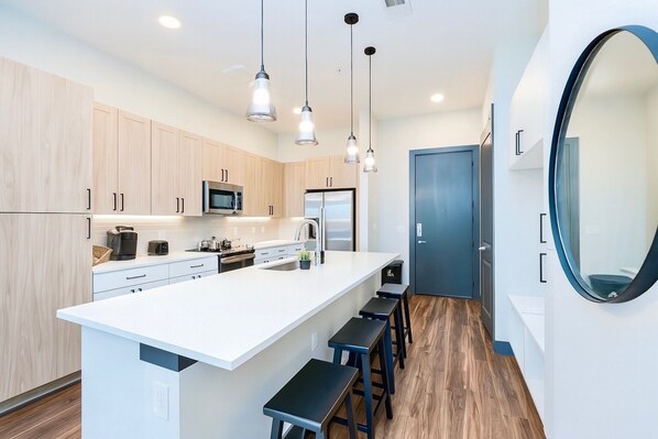 Jääkaappi, mikroaaltouuni, uuni, liesi